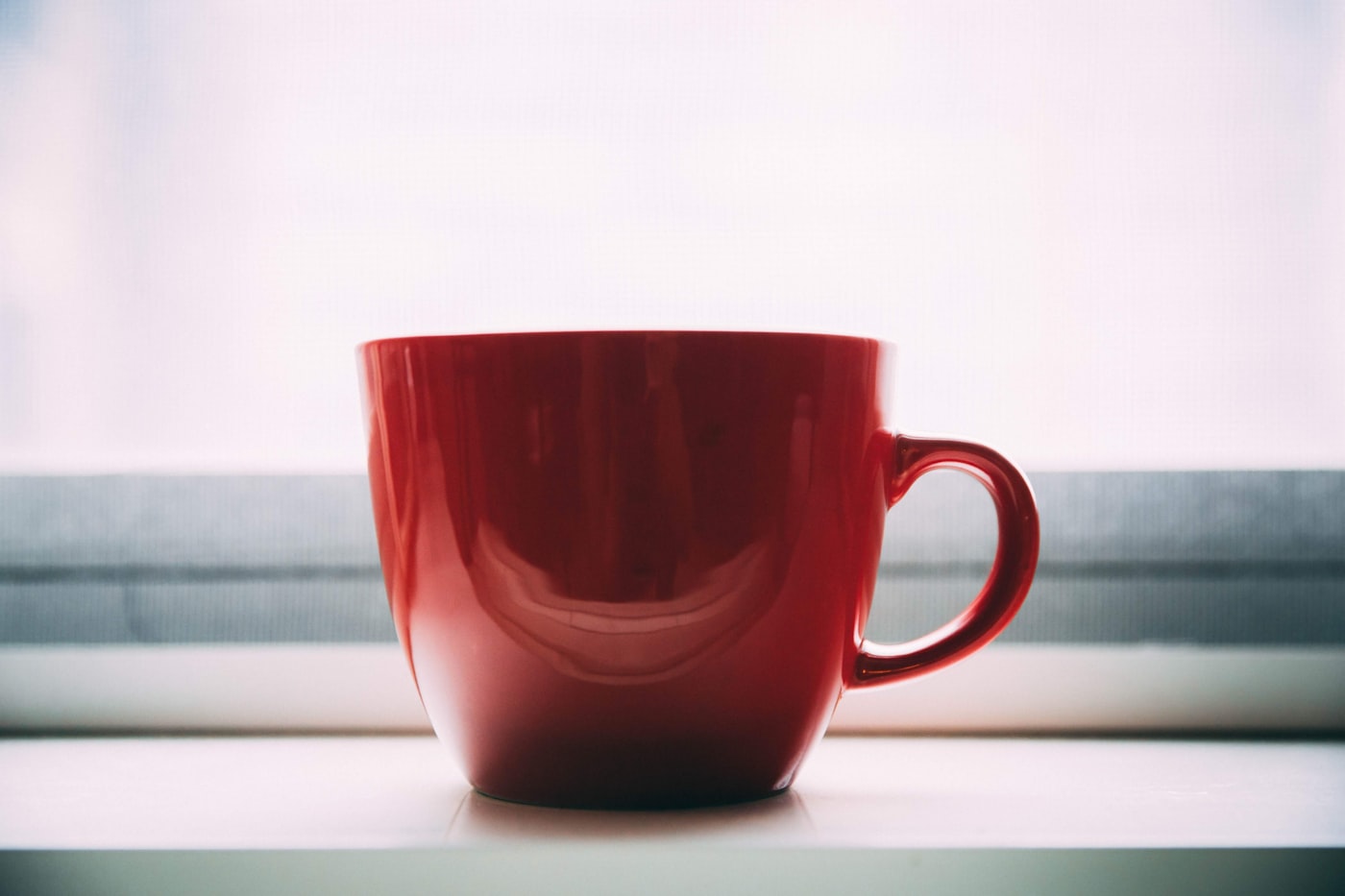 明るい窓と紅葉とコーヒー
