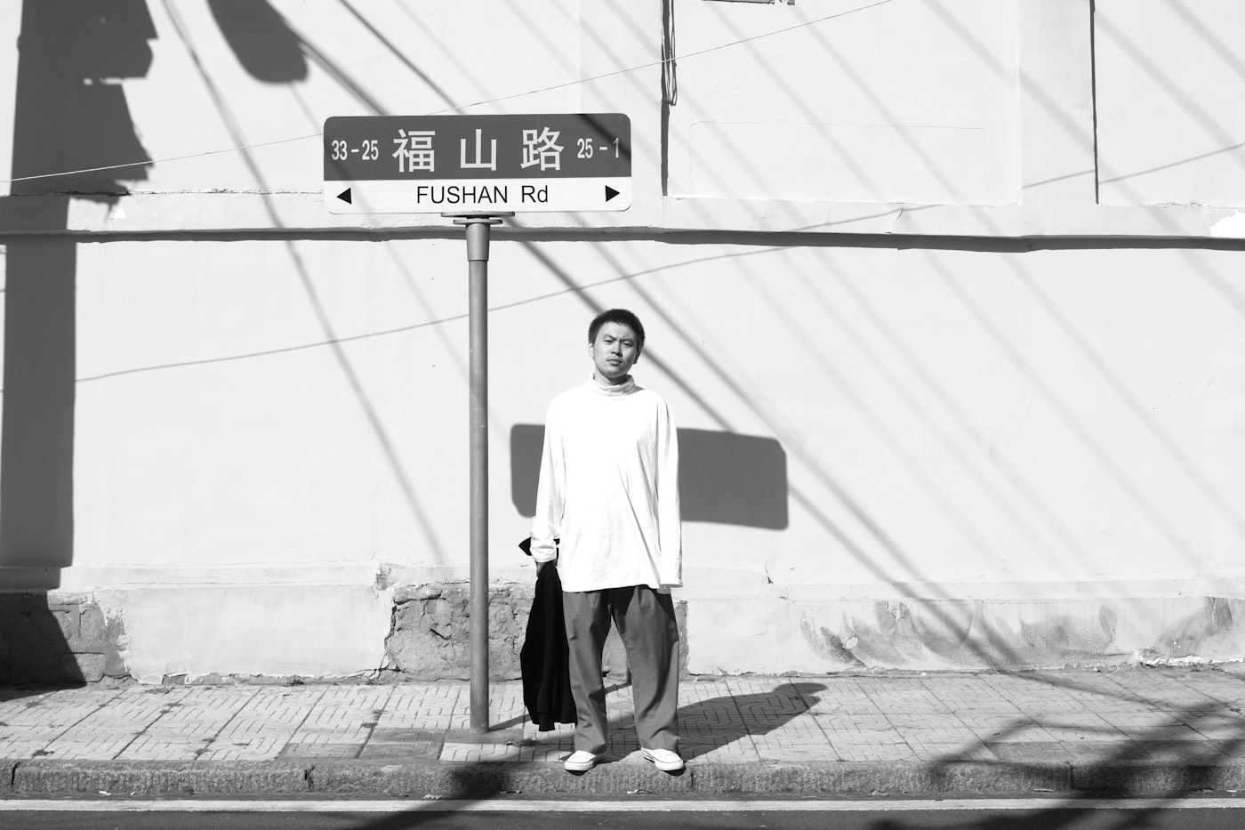春の白スニーカーとパンツ