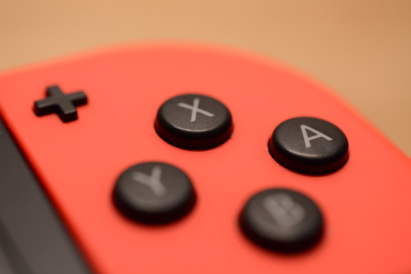 のゲーム画面” class=”wp-image-347″ loading=”lazy” /><figcaption>Photo by 卡晨 / Unsplash</figcaption></figure><h3>シミュレーション・サンドボックス系</h3><p>自分のペースで進められるシミュレーション系は、週末プレイとの相性が抜群だ。</p><p><strong>マインクラフト</strong>は、自由に世界を作れるサンドボックスゲーム。ストーリーはなく、何をするかは完全に自由。1週間ぶりに起動しても、前回作った建物の続きから始められる。家族や友人と一緒に遊ぶこともできる。</p><p><strong>Civilization VI</strong>は、文明を育てるターン制ストラテジー。「もう1ターンだけ」が止まらなくなることで有名だが、逆に言えば週末に数時間まとめて遊ぶのにちょうどいい。途中でセーブして翌週に続けることもできる。</p><h3>対戦・パーティ系</h3><p>1試合が短い対戦ゲームは、週末に何試合か遊ぶだけで十分楽しめる。</p><p><strong><a href=
