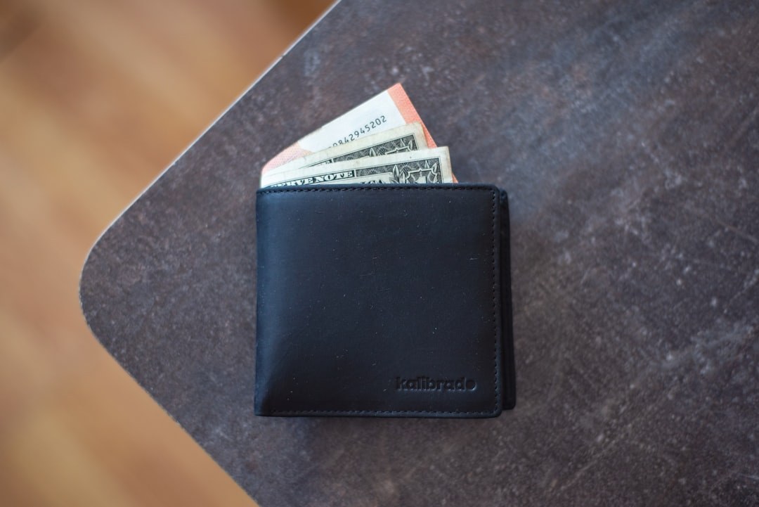leather wallet detail minimal