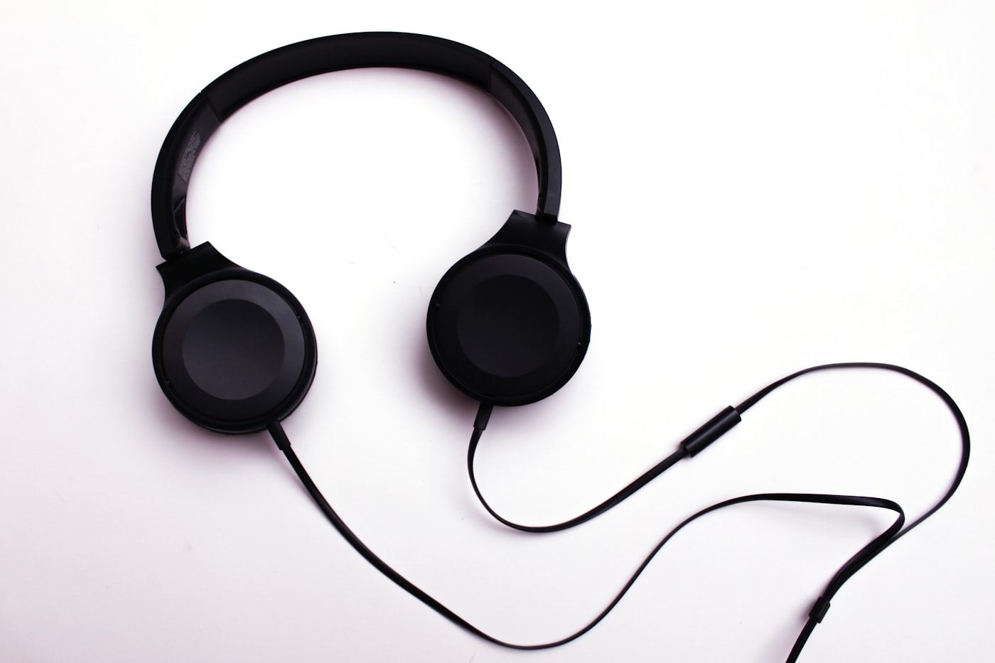 夜、一人の時間に合う音楽 — うるさくなく、寂しくない選び方