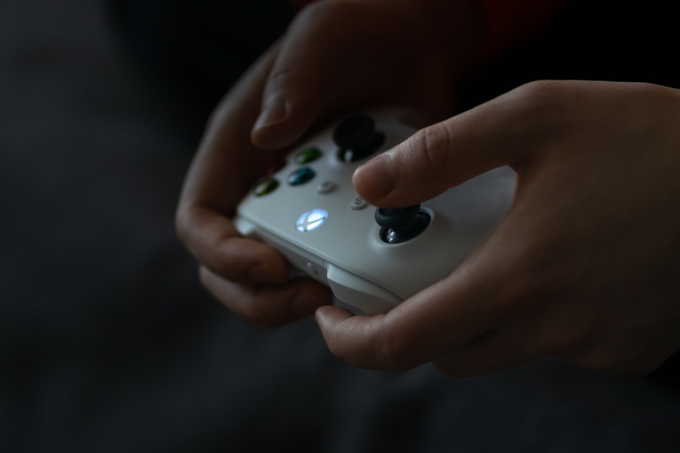一人で静かに遊べるゲーム — 大人の夜時間に合うタイトル