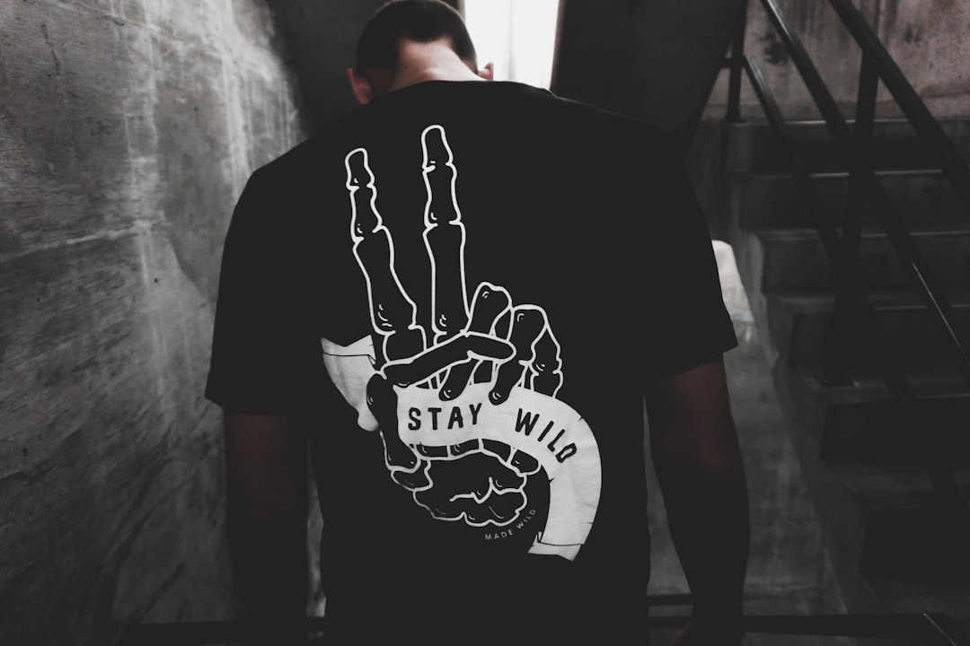 グラフィックTシャツの大人コーデ