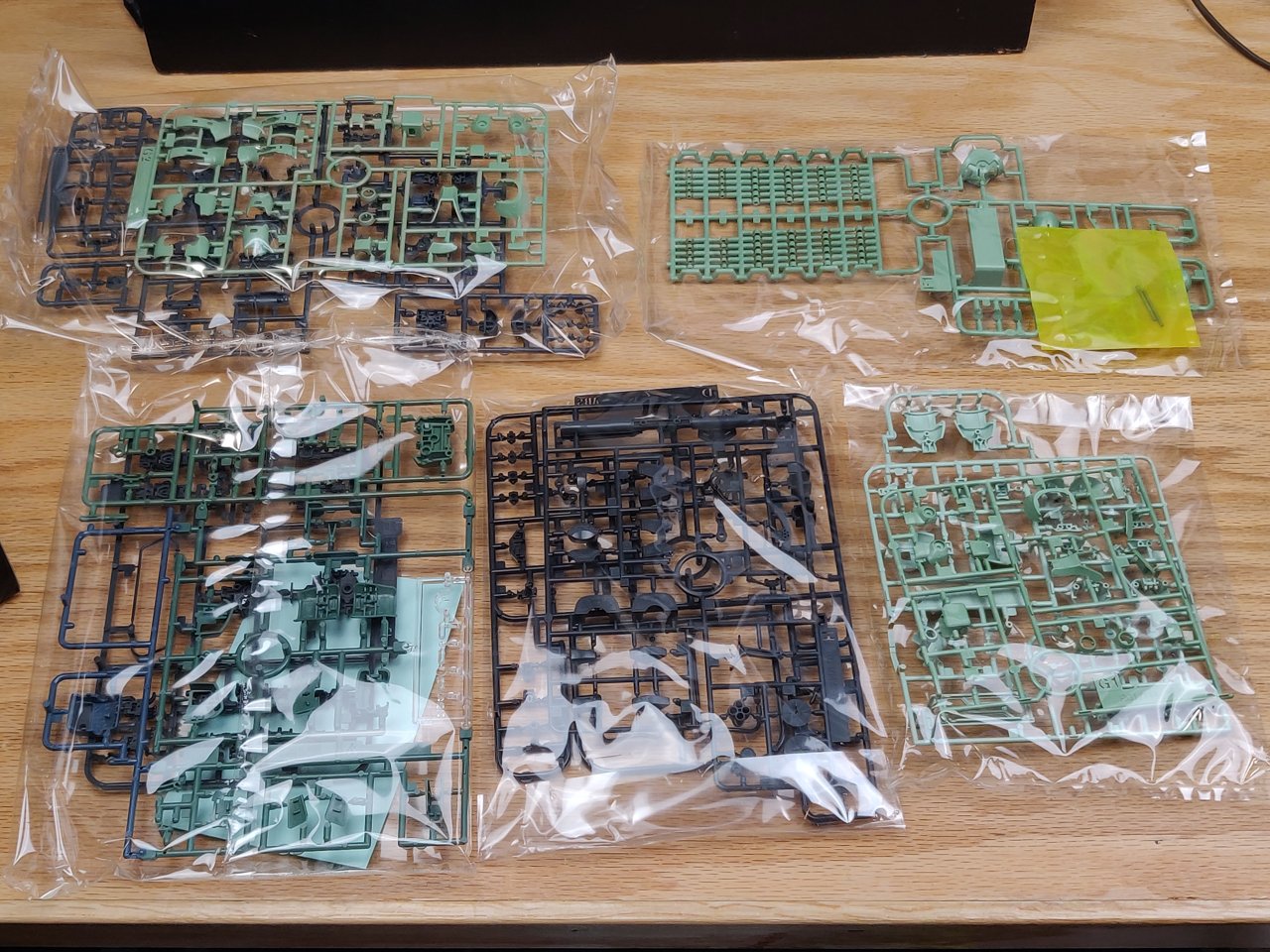 MG/RG 関連プラスチック部品(Wikimedia Commons)