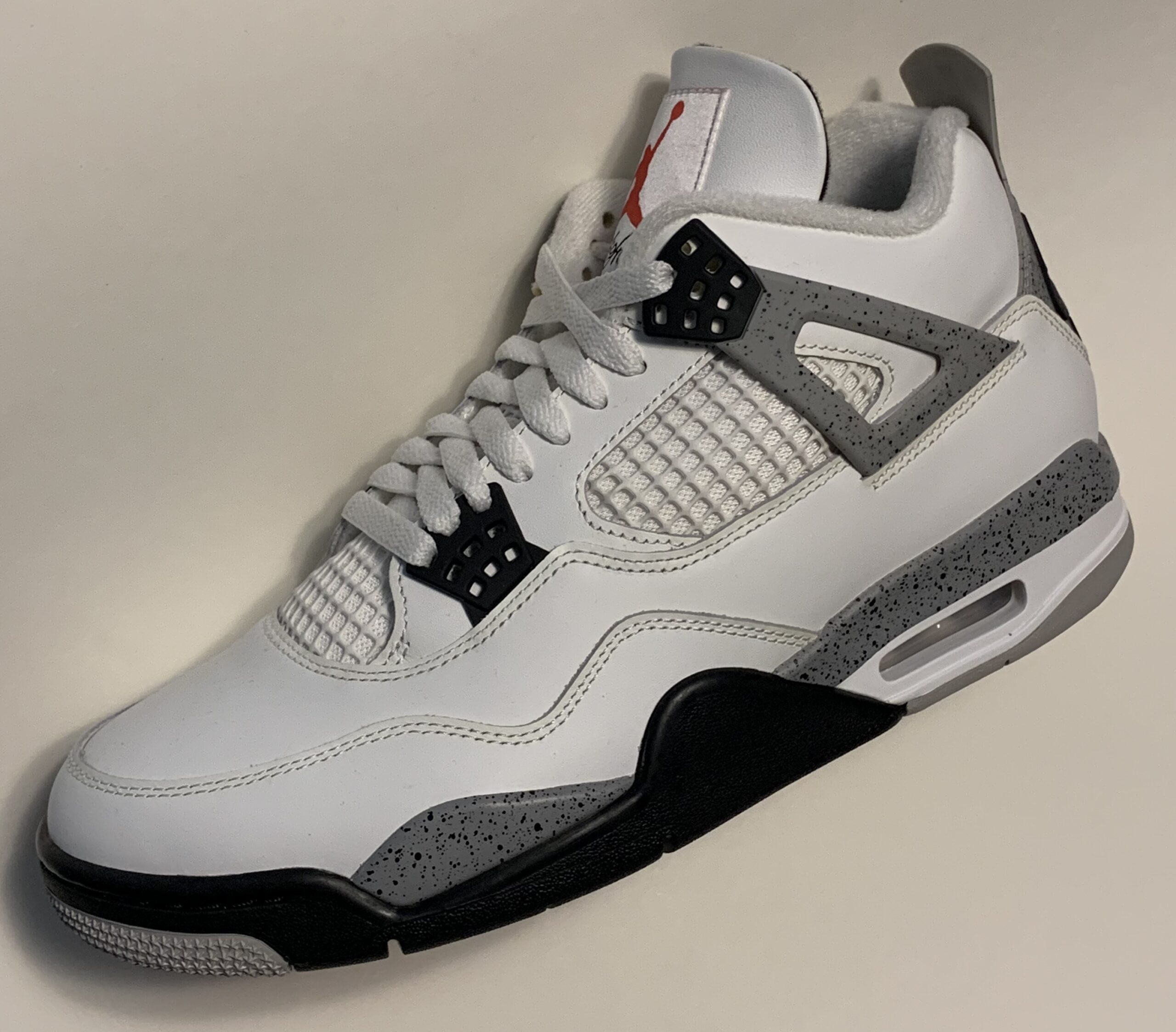 Nike Air Jordan 4(IV) 実物画像(Wikimedia Commons)