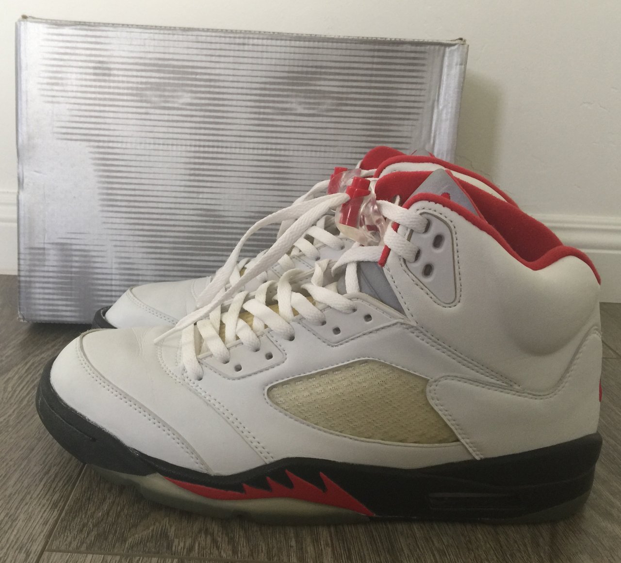 Nike Air Jordan 5(V) 実物画像(Wikimedia Commons)