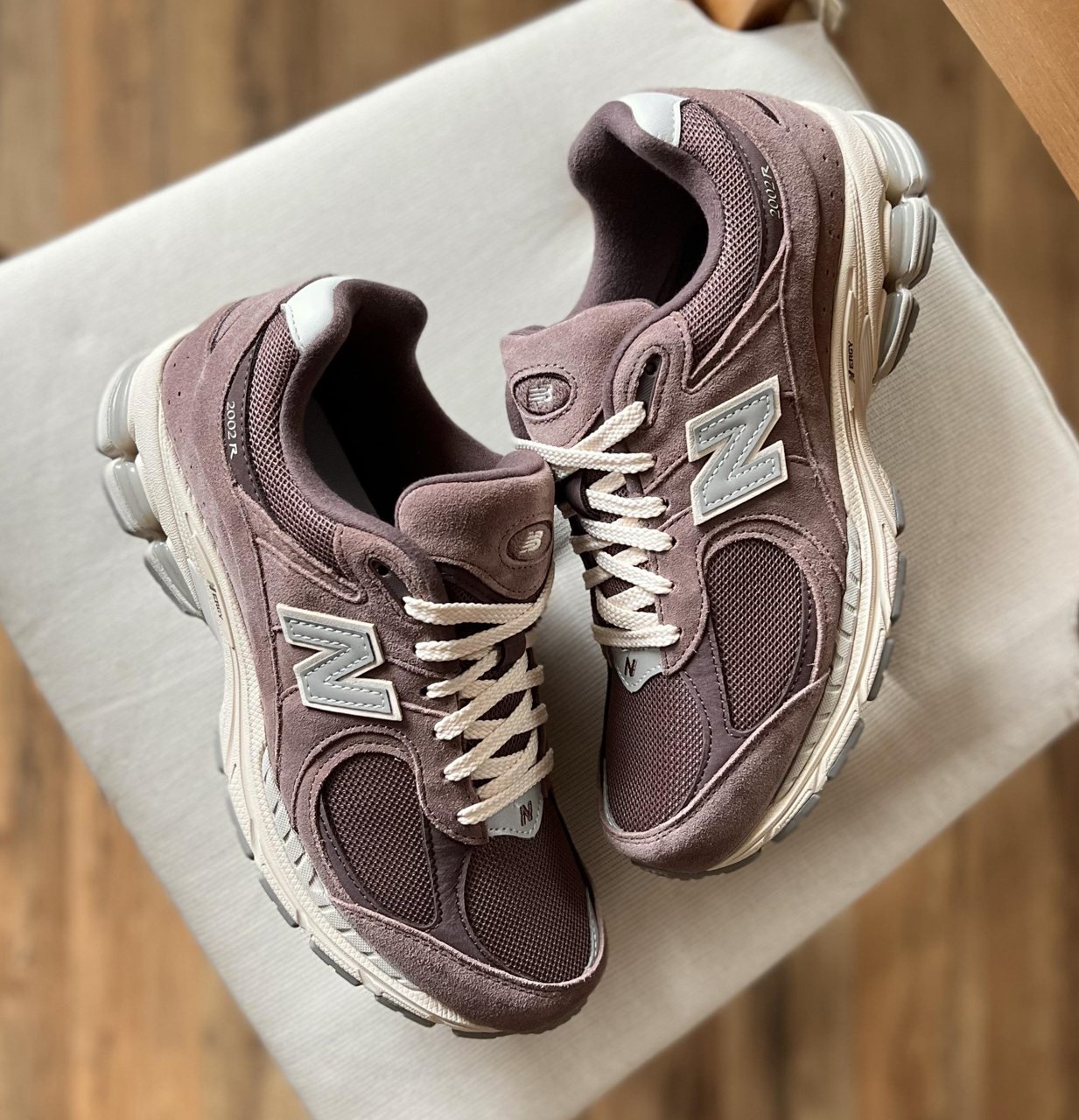 New Balance 2002R 実物画像(Wikimedia Commons)