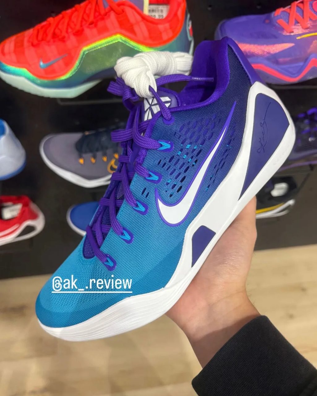 Nike Kobe 9 Low EM Protro Hornets 商品画像(引用)