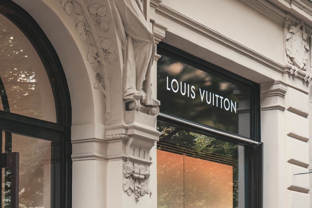 Louis Vuitton が FIFAワールドカップ2026 公式トロフィートランクを公開