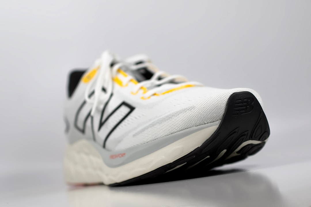 New Balance ABZORB 2000に新色2型、パープルとグリーンの近未来シルエット